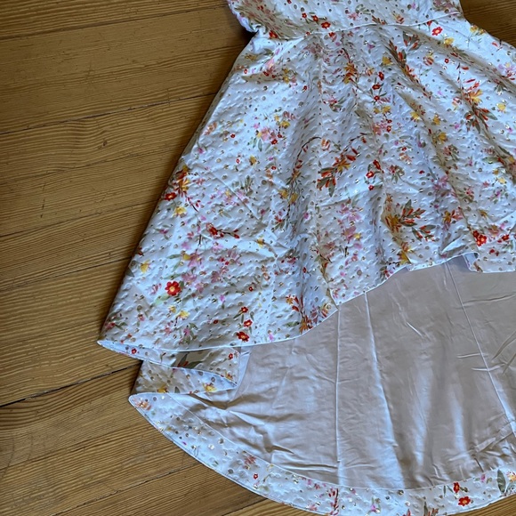 NWOT MONIQUE LHUILLIER
Wildflower Jacquard Mermaid Gown
In Ecru Sz 4. - Picture 7 of 15